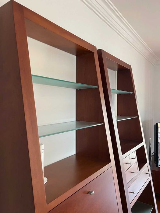 Estantes verticais em madeira de cerejeira