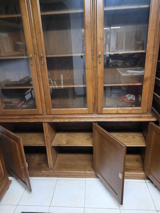 Móvel Vitrine em Madeira de Castanho