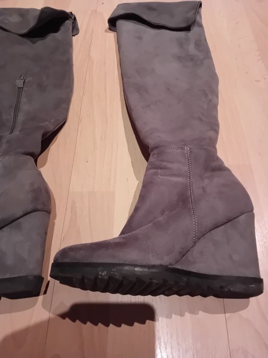 Zamszowe buty na koturnie