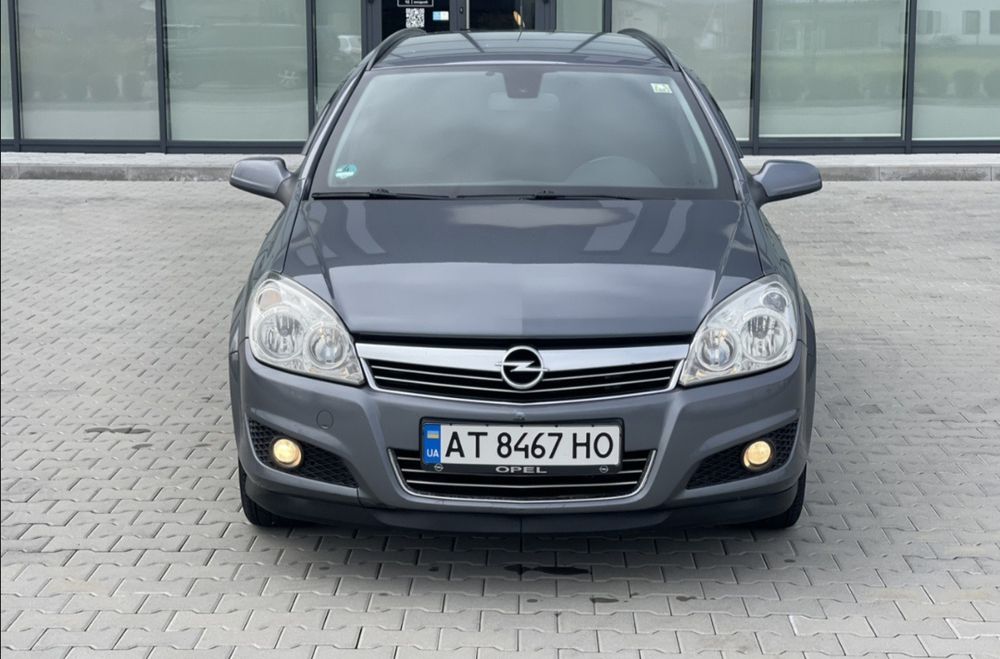 Хороший надійний автомобіль. З КПП автомат