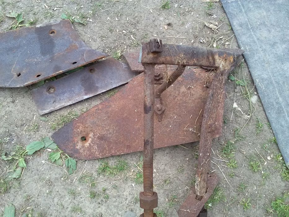 Продам два плуги і полицю запасну із леміхом.