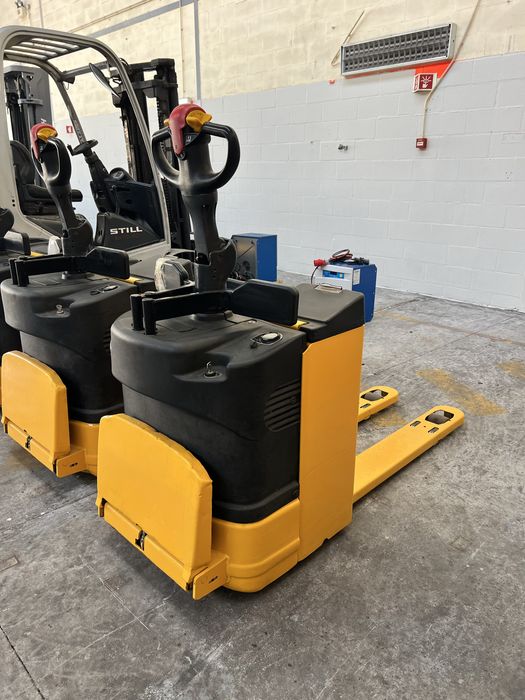 Porta paletes eletrico com plataforma