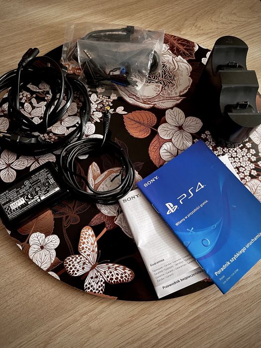 Zestaw: Play Station 4 PS4 Slim + 3 pady + ładowarka
