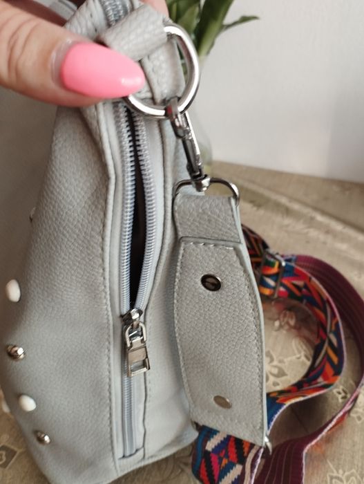 Nowa szara torebka z kolorowym paskiem  ze zdobieniami