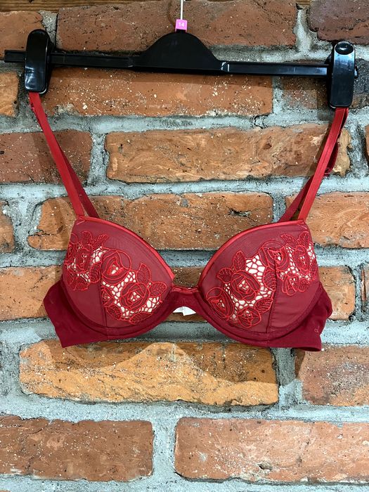 Biustonosz czerwony Calvin Klein 75 A