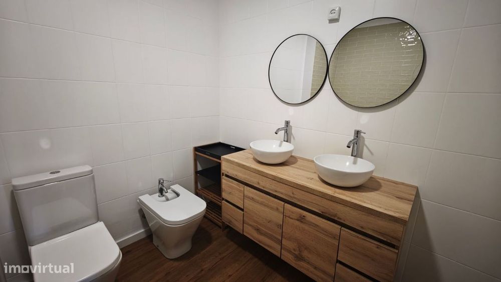 Apartamento T2 remodelado, com varanda e sótão. Centro da cidade.