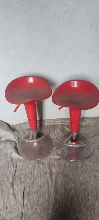 Vendo 2 bancos vermelhos