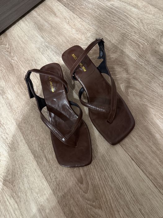 Босоніжки на каблуку