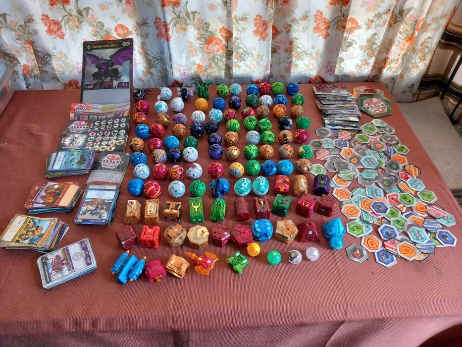 Grande lote bolas e cartões Bakugan