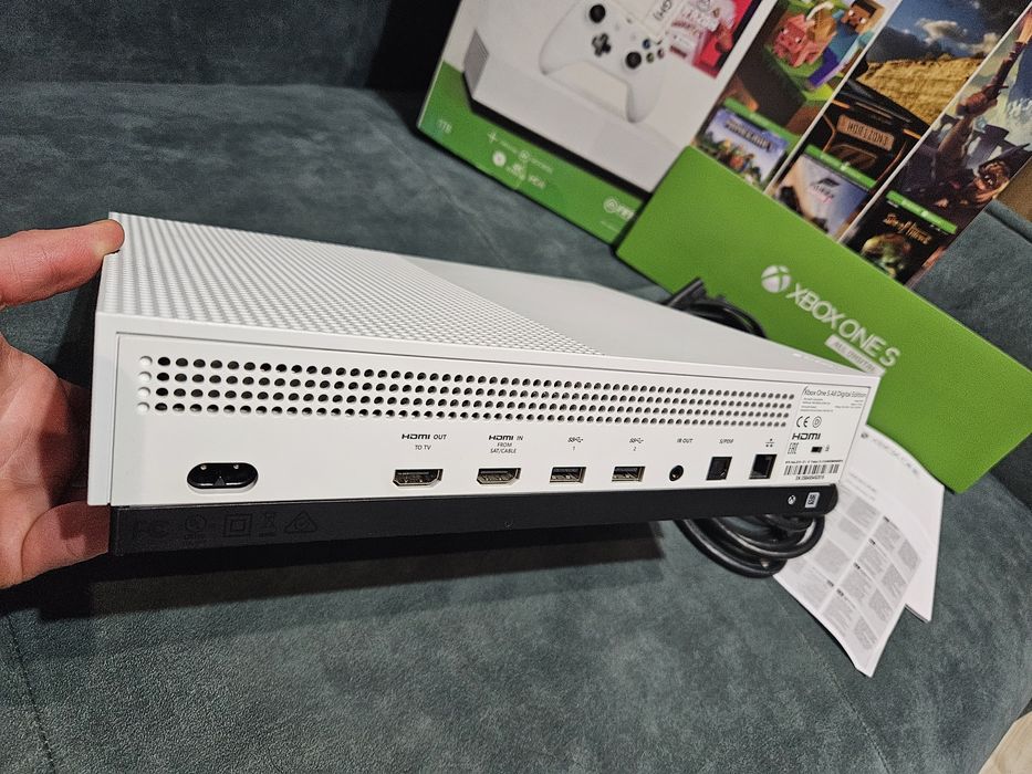 Xbox One S All Digital 1TB + 2 pady