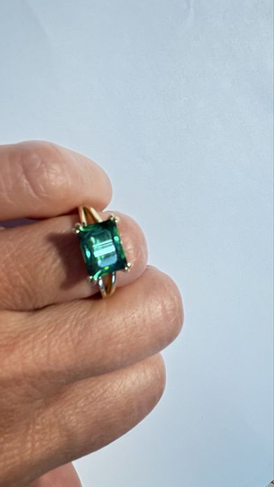 Anel swarovski dourado com pedra verde esmeralda como novo