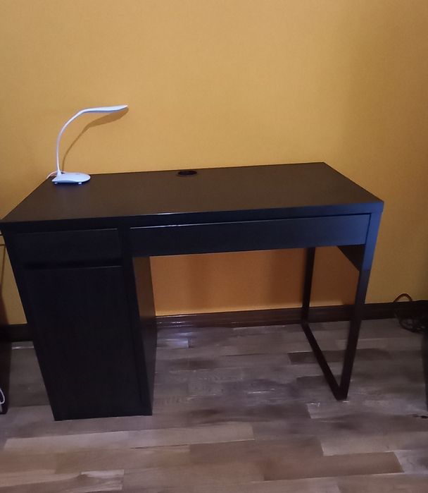 Secretária e cadeira