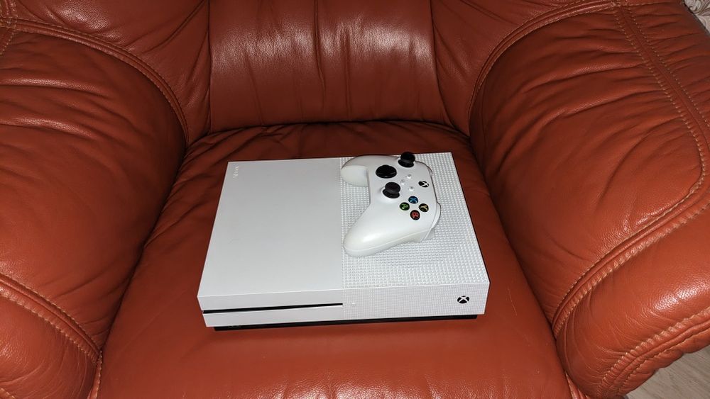 приставка Xbox one S 1tb sn: 190612282416 джостик  sn:502474234