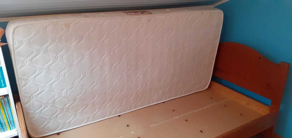 Cama de madeira em pinho fabricada à mão