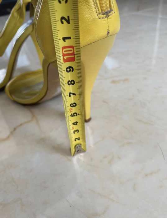 Żółte szpilki