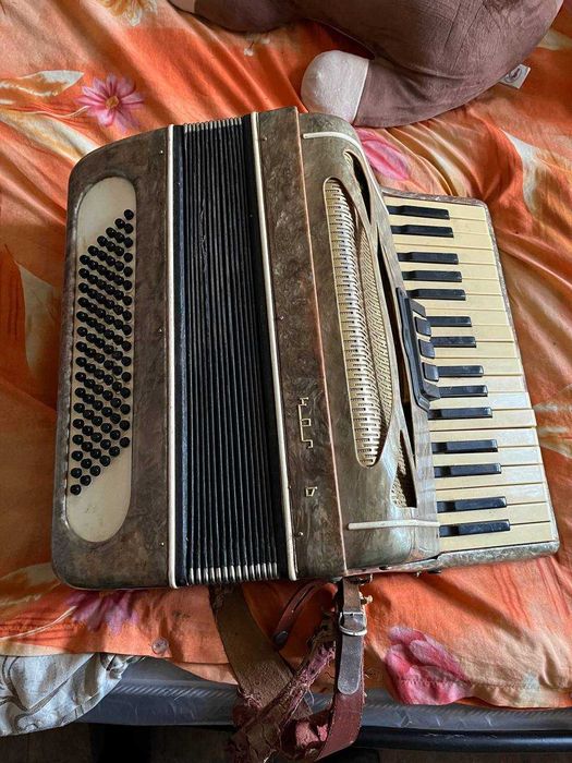 Аккордеон, играет при не нажатых клавишах