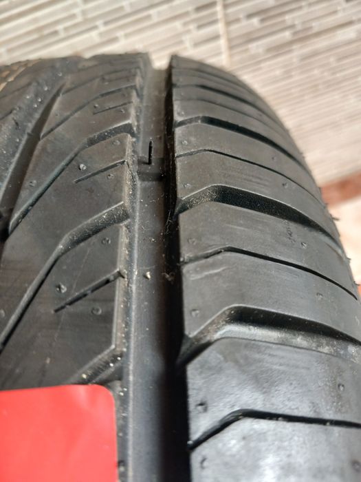 Pneus novos ..estão sujos de pó estarem guardados