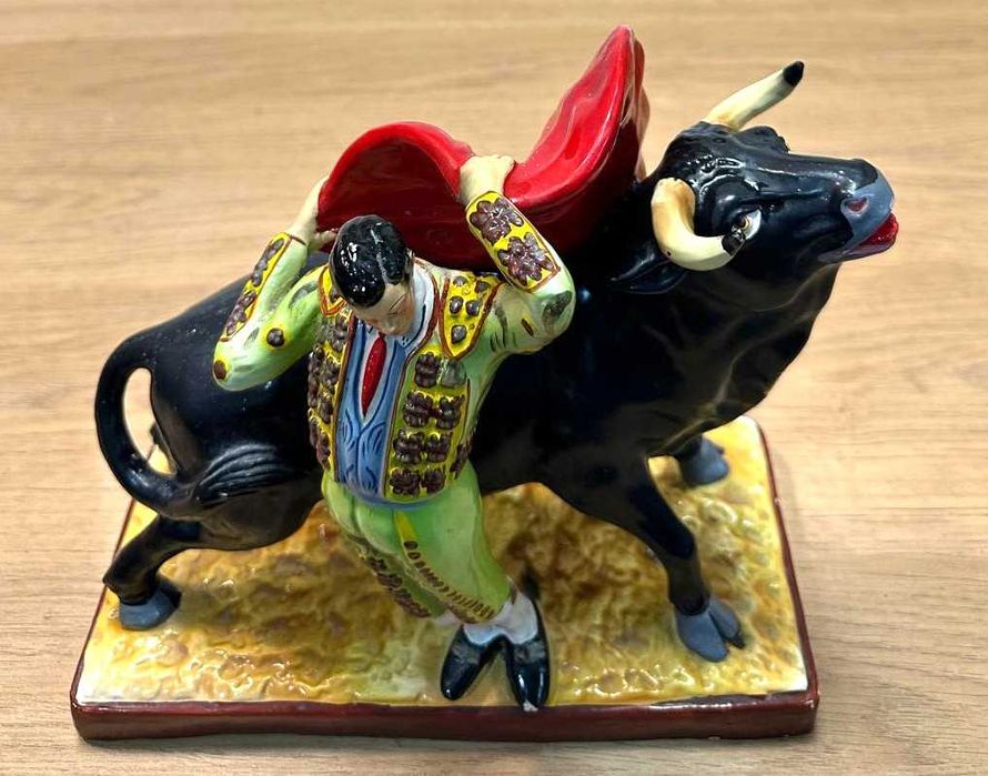 Estatueta antiga, touro e toureiro em barro