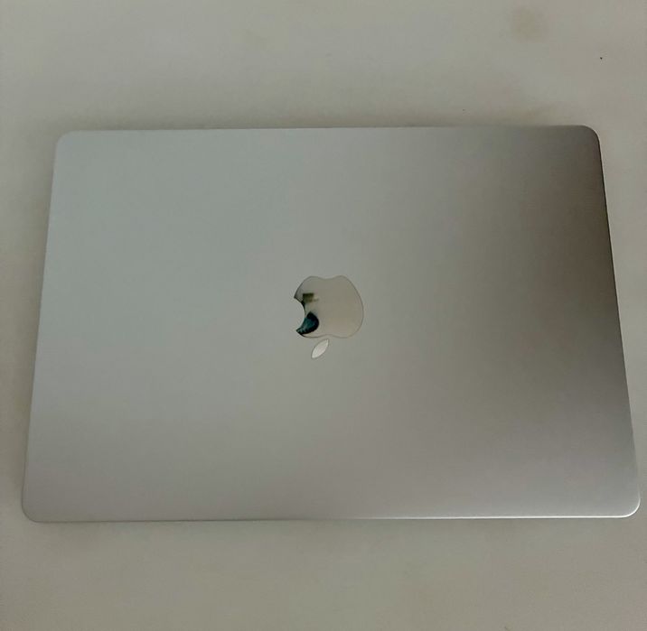 MacBook Air (M2, 2022)