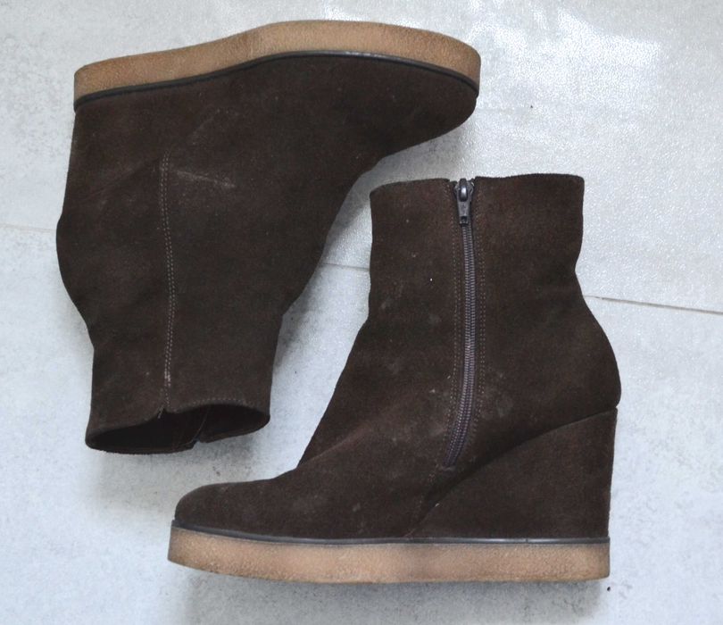 Zamszowe botki na koturnach Lasocki