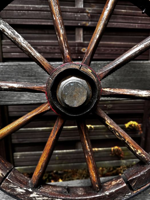 Stare drewniane kolo bryczka