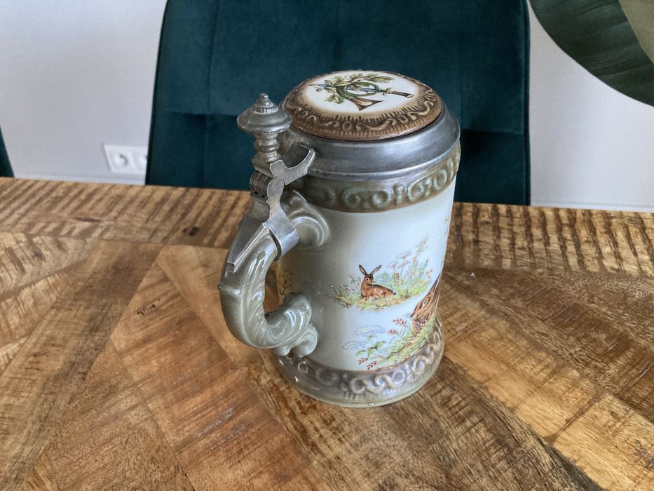 Kufel ceramiczny z motywem myśliwskim z cynową pokrywką