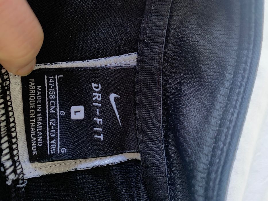 Джемпер Nike з вирізом для пальця