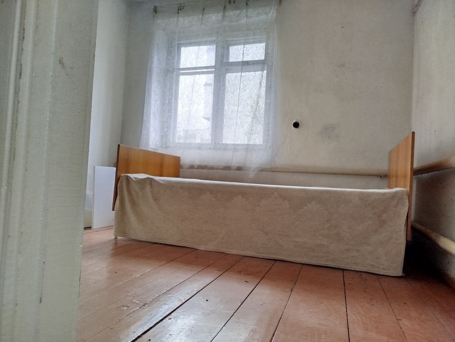 Фасадна квартира  в селищі Романів з автономним опаленням під бізнес або житло