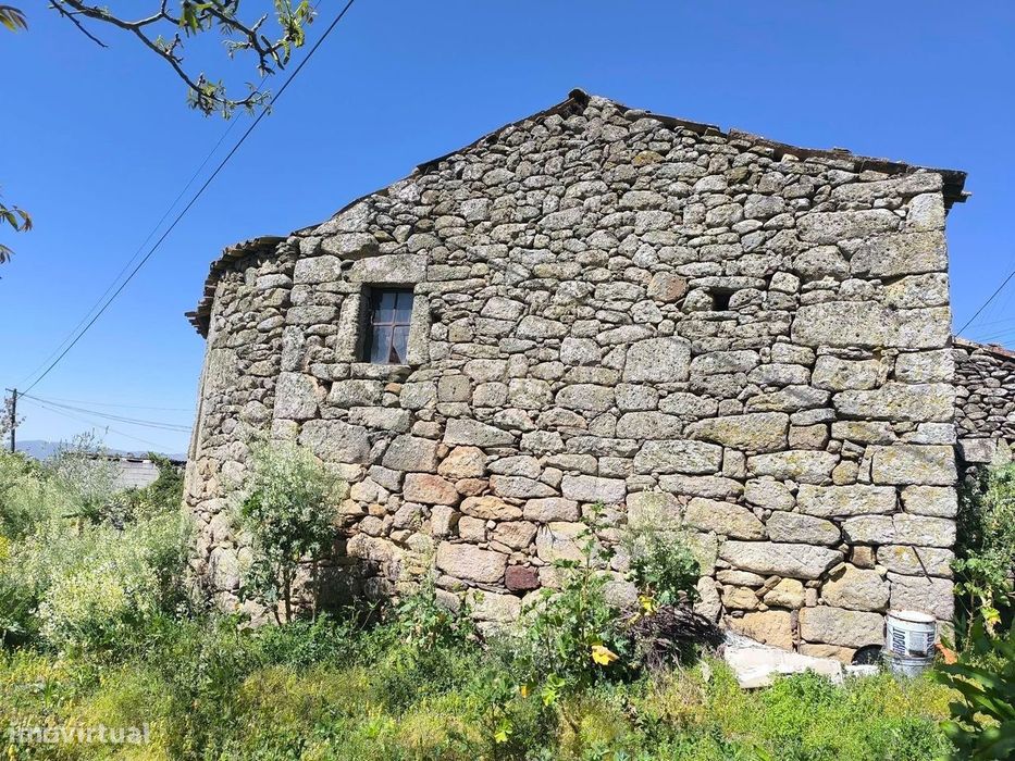 Casa antiga, em pedra de granito, com terreno, poço e árvores de fruto
