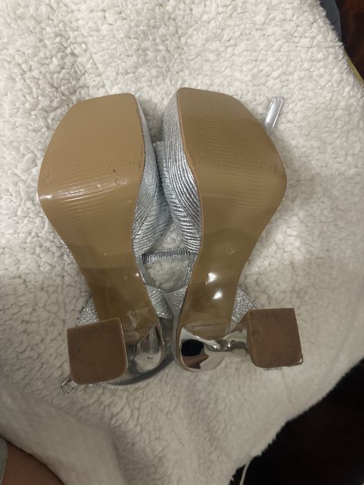 Vendo sandalia prata salto 12cm