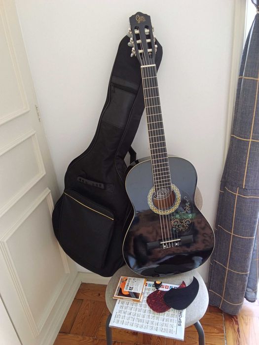 Violão com todos esses acessorios