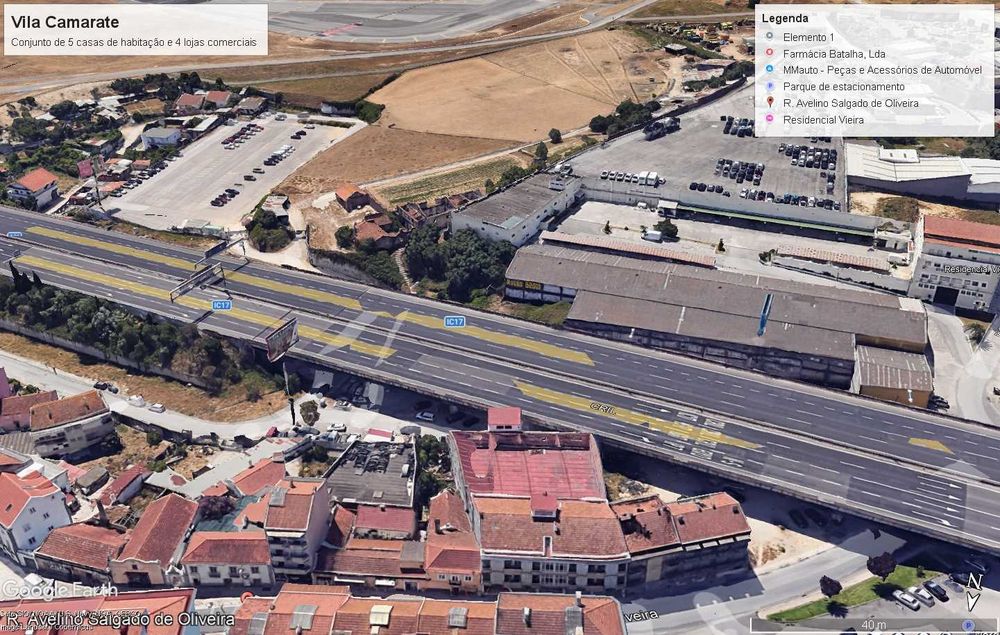 Vila com 5 casas de habitação e 4 lojas comerciais localizada na rua principal de Camarate