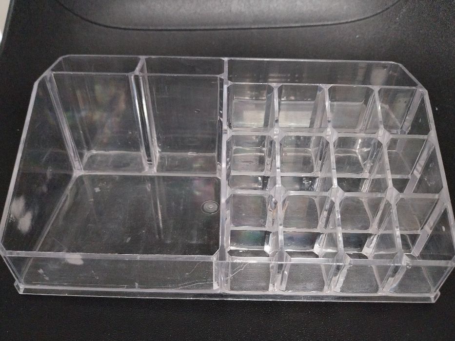 Organizer na kosmetyki z plexi.