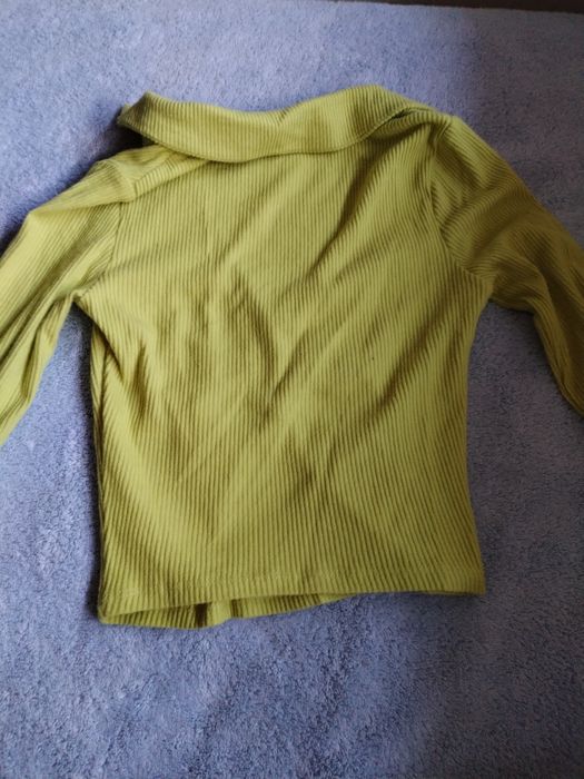 Top Bershka verde lima com botões e gola XS (manga longa)