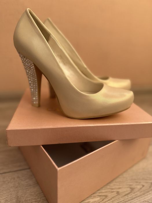 Бежеві туфлі з камінцями на весілля або особливу подію, 37 р.
