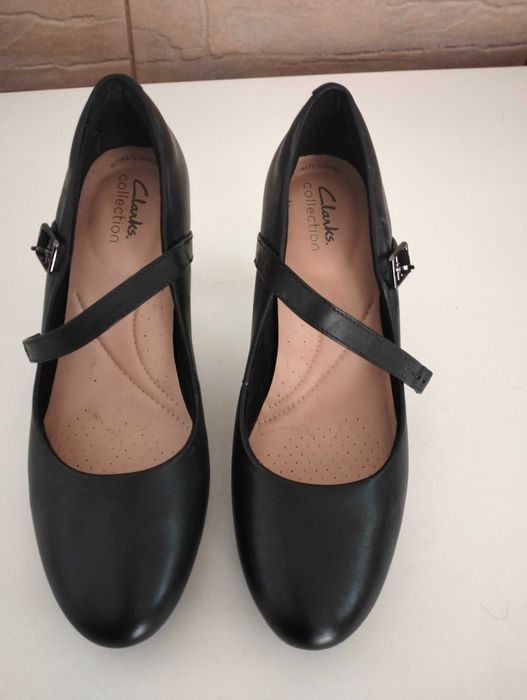 Sapatos em pele novos