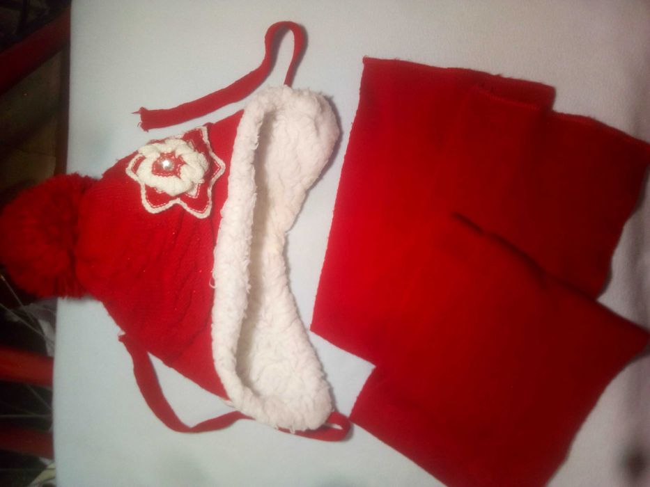 Шапка зимняя, шарф на 3-6 лет.