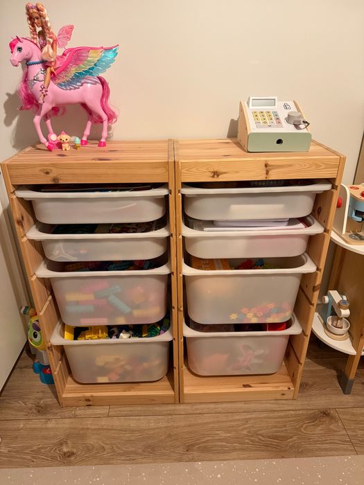 Dwa regały trofast z pojemnikami