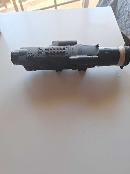 Mira de caça  noturna pulsar digisight 970 com medidor de distância e alteração  na lente tem uma lente mais potente com + 7 aumentos