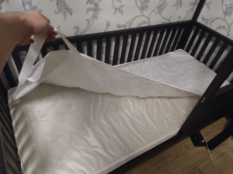 Продам: Детская кровать - домик.