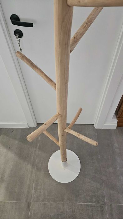 Bengaleiro Pinho com design moderno