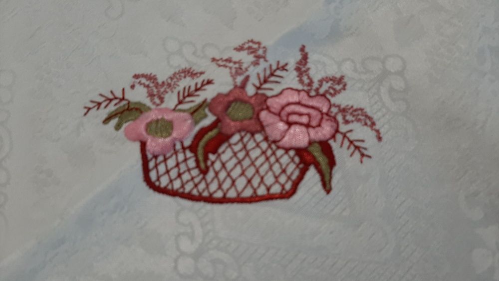 Toalha com cestinhas rosa em relevo e com renda feita à mão