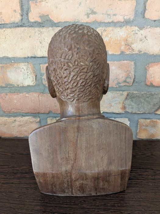 Artesanato Africano de chefe tribal feito á mão em madeira