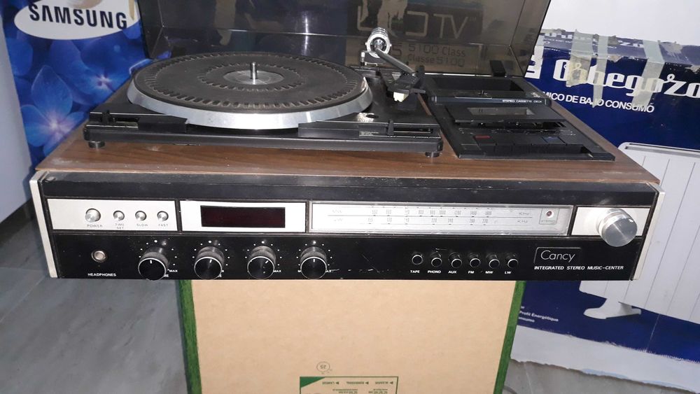 Aparelho de Musica, Radio e Giradisco e Cassete Antigo Marca, CANCY,,Preçisa de Reparaçao, vendo 25 euros