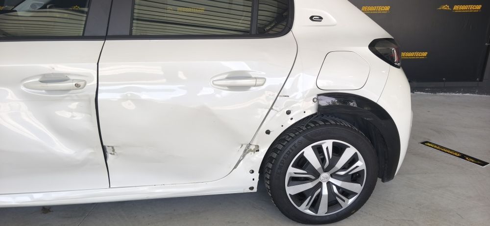 Peugeot 208 elétrico salvado