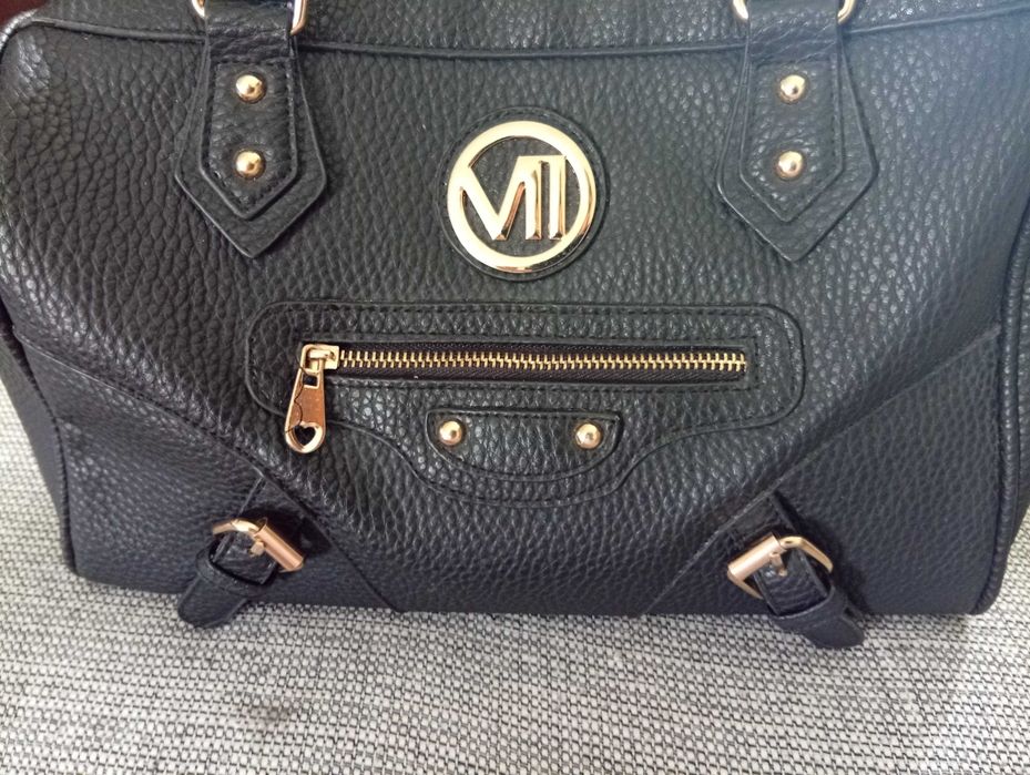 Mala preta, em couro, com alça e duas pegas