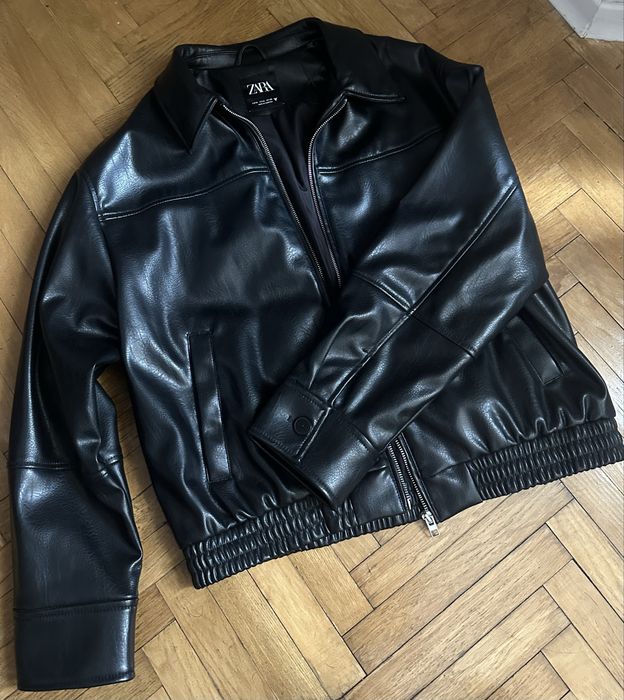 бомбер із штучної шкіри від Zara
