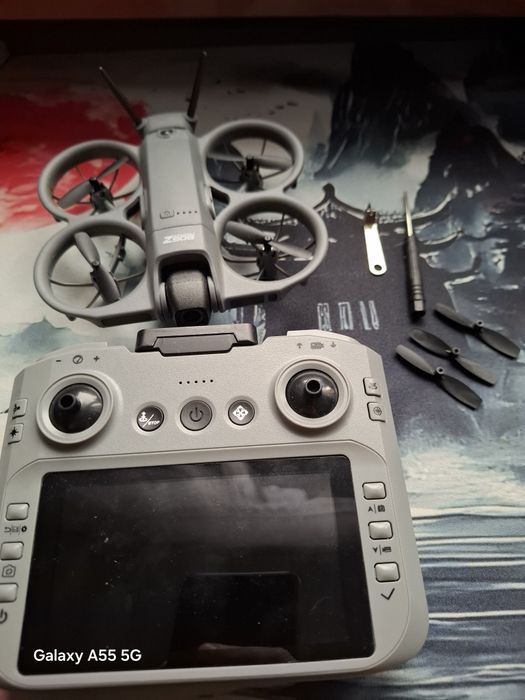Dron z kamerą + ekran z podgladem