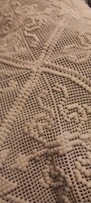 Colcha de renda em bom estado