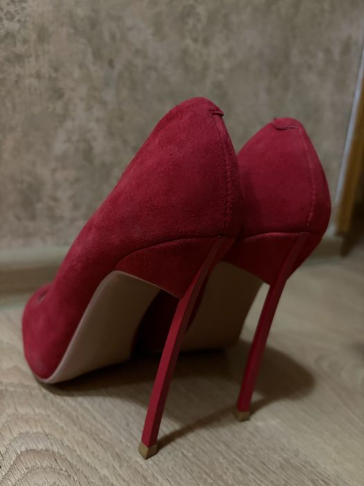 Туфлі лодочки, червоного кольору